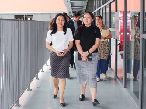 TS. Đoàn Huệ Dung – Giám đốc điều hành SNA dẫn đoàn khách quý tham quan cơ sở vật chất nhà trường.