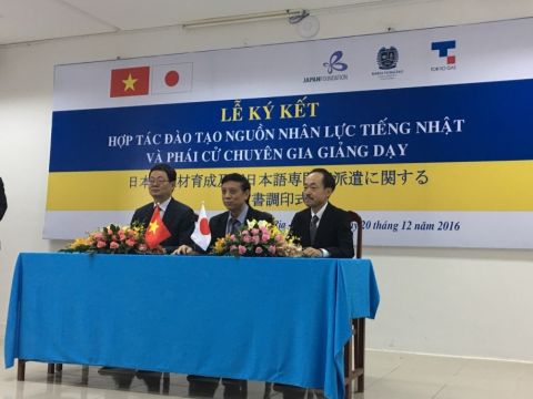 The 3-way cooperation signing ceremony between the Japan Foundation, Tokyo Gas and BVU on December 20th, 2016: “To develop a workforce fluent in Japanese and to send instructors to teach at BVU.