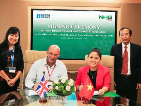 Vào ngày 21/11/2016, NHG và Hội đồng Anh ký kết hợp tác về việc NHG trở thành tổ chức khảo thí IELTS của BC, bắt đầu quá trình đánh giá và nâng cao chất lượng giảng dạy Anh ngữ trên toàn hệ thống giáo dục.
