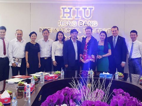 Lãnh đạo của ĐHQT Hồng Bàng và Học viện Công nghệ Nelson Marlborough (New Zealand) tại buổi lễ ký kết.