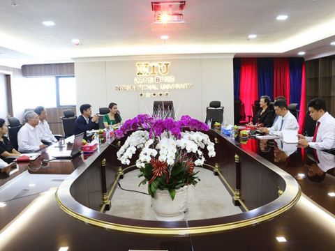 Lãnh đạo của ĐHQT Hồng Bàng và Học viện Công nghệ Nelson Marlborough (New Zealand) tại buổi lễ ký kết.