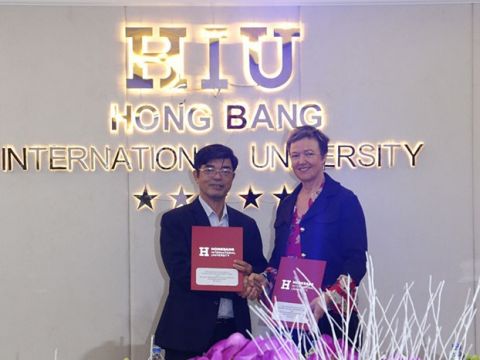 Lãnh đạo của ĐHQT Hồng Bàng và Học viện Công nghệ Nelson Marlborough (New Zealand) tại buổi lễ ký kết.