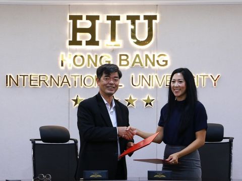 Đại diện lãnh đạo trường Đại học quốc tế Hồng Bàng đại diện Trường Đại học Westcliff trong buổi ký kết hợp tác