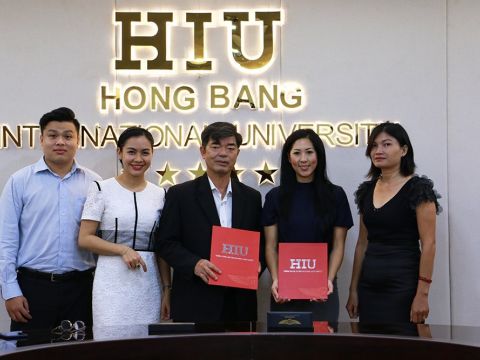 Đại diện lãnh đạo trường Đại học quốc tế Hồng Bàng đại diện Trường Đại học Westcliff trong buổi ký kết hợp tác