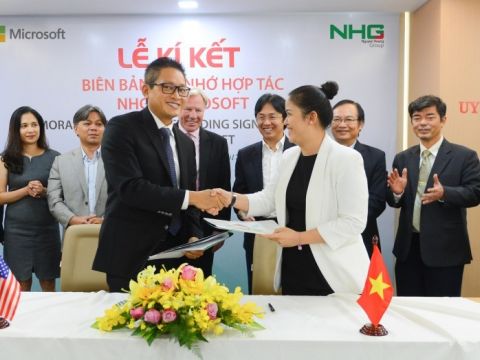 Bà Hoàng Nguyễn Thu Thảo, CEO của NHG và ông Vũ Minh Trí, Tổng giám đốc Microsoft Việt Nam tiến hành nghi thức ký kết hợp tác tại văn phòng NHG, ngày 15.6.2017.