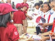 Happy smiles of iSers and students of Nhon Son A primary school (Ninh Son district, Ninh Thuan province) when interacting with each other