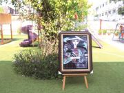 The picture of Vietnamese girl made from pieces of cloths by iSers Rach Gia attracting many guests in the auction