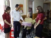 Mẹ Phùng Thị Tình KP7, P2 TP. Đông Hà bày tỏ sự xúc động khi nhận được sự quan tâm và thăm hỏi của đoàn.
