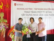 Ông Hoàng Quốc Việt nhận hoa tri ân từ lãnh đạo thôn Hương Long