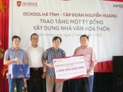 Ông Nguyễn Ngọc Tuấn, Giám đốc điều hành hệ thống iSchool, trao phần tài trợ 1 tỷ đồng xây dựng nhà văn hóa thôn Hương Long