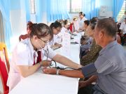 Đoàn tình nguyện tổ chức khám sức khỏe, phát thuốc miễn phí và gửi tặng quà cho gần 300 người già neo đơn, có hoàn cảnh khó khăn trên địa bàn huyện. 