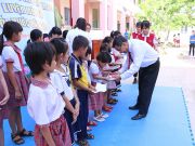 Đại diện HIU trao 20 suất học bổng trị giá 10 triệu đồng cho 20 em nhỏ có hoàn cảnh khó khăn xã Bình Khánh