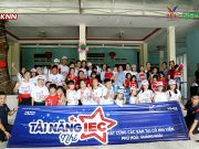 Tập thể giáo viên – học sinh IEC chụp ảnh kỷ niệm cùng các sơ và các bạn nhỏ tại Cô nhi viện Phú Hòa (Quảng Ngãi)