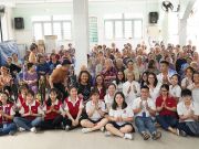 Học sinh Trường Quốc tế Bắc Mỹ (SNA) và sinh viên Trường Đại học Quốc tế Hồng Bàng (HIU) thăm và chúc Tết các cụ tại nhà dưỡng lão tình thương Xuân Lộc, Đồng Nai.
