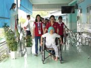 Các sinh viên HIU đưa các bà tại viện dưỡng lão tình thương Xuân Lộc ra giao lưu cùng chương trình.
