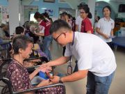 Sinh viên HIU tặng bao lì xì mừng tuổi các cụ bà tại viện dưỡng lão Xuân Lộc, trong đó có những giọt nước mắt đã rơi vì cảm động trước sự quan tâm của các bạn trẻ.