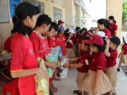 On December 18th and 19th, children of kindy grade and teachers of iSchool Bac Lieu went to present gifts to over 70 orphans, 50 elderly people at the social protection center of Bac Lieu province and Long Phuoc shelter.