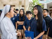 Em Trương Ngọc Uyên Thư, lớp 8.3 đại diện cho UKA Bà Rịa gởi quà của các bạn học sinh tới Sơ Teresa Mai Thị Thúy Hồng