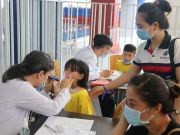 Giáo viên của UKA Bình Thạnh tích cực hỗ trợ các bác sĩ khám bệnh