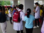 Sinh viên Đại học Quốc Tế Hồng Bàng hướng dẫn, hỗ trợ cho những người khám sức khỏe