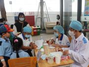 Sinh viên ngành Răng Hàm Mặt của Đại học Quốc tế Hồng Bàng hỗ trợ các bác sĩ của Đại học Y Dược TP.HCM 