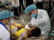 TS-BS Phạm Nguyên Quân - Giảng viên bộ môn Nha khoa phục hồi của Đại học Quốc tế Hồng Bàng khám răng cho các em nhỏ