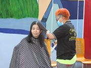 Quỹ từ thiện Bông Hồng Nhỏ còn kết nối với nhiều người thợ tóc lành nghề để cắt tóc miễn phí cho bà con.