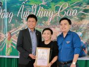 Những phần quà nghĩa tình đã được trao tặng tay các gia đình khó khăn. Ảnh: Hoàng Thiên 