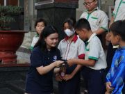 Tại trường phổ cập Tam Hà -Thủ Đức, em Khánh Minh lớp 5.4, UKA Bình Thạnh có mặt để trao tặng 40 bao lì xì cho 40 em có hoàn cảnh khó khăn do chính gia đình em quyên tặng.