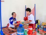 Mỗi phần quà trao tay lại làm cho cảm xúc dâng trào thêm 1 bậc, dạo 1 vòng Trung tâm, bắt gặp những mảnh đời khó khăn khác nhau khiến cả đoàn không khỏi nghẹn ngào. 