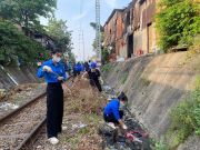 Các chiến sỹ Xuân tình nguyện đã tham gia ra quân dọn rác khu vực đường ray. Ảnh: Nghi Nguyễn 