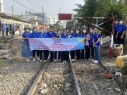 Các chiến sỹ Xuân tình nguyện đã tham gia ra quân dọn rác khu vực đường ray. Ảnh: Nghi Nguyễn 