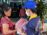 Sinh viên GDU tham gia phát tờ rơi thông tin phòng chống cháy nổ. Ảnh: Nghi Nguyễn 