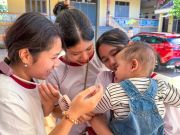 Học sinh nhà trường đến thăm trẻ em tại mái ấm chùa Thanh Sơn (huyện Cam Lâm).