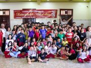 Các cán bộ, giáo viên, học sinh Trường iSchool Nha Trang chụp ảnh lưu niệm với trẻ em tại Mái ấm Anh Đào.