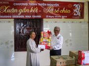 Thầy Phạm Hữu Bình - Hiệu trưởng Trường iSchool Nha Trang tặng quà cho Mái ấm Anh Đào (thị xã Ninh Hòa).