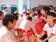 Học sinh tặng quà cho người bệnh tại Trung tâm Bảo trợ xã hội Chăm sóc và Phục hồi chức năng người tâm thần, người rối nhiễu tâm trí tỉnh Khánh Hòa.