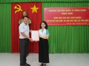 At the event, Assoc. Prof. Dr. Nguyễn Thị Thu Thủy, on behalf of the organizing committee, distributed 100 gift sets and 10 health insurance packages to underprivileged students at Phú Hữu Primary School and Dương Văn Thì Secondary School in Phú Hữu Commune, Nhơn Trạch District, Đồng Nai Province.