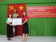 Assoc. Prof. Dr. Nguyễn Thị Thu Thủy, Dean of the Faculty of Pharmacy, representing the organizing committee, presented support gifts to participating units in the program.
