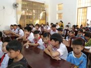 Nụ cười hạnh phúc của các em nhỏ nhận quà tiếp sức đến trường.