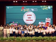 Đại diện BTC chương trình cùng các đại diện hộ gia đình, thanh niên và học sinh được nhận quà tặng từ chương trình Xuân yêu thương 2025