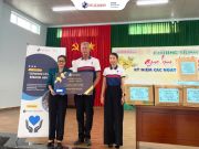 Đại diện UKA Bà Rịa trao những phần quà do học sinh nhà trường quyên góp đến Trung tâm.