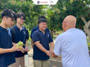 Khoảnh khắc ý nghĩa với cái nắm tay chan chứa yêu thương