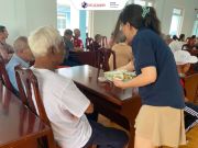 Học sinh UKA ân cần trao tận tay từng chiếc bánh cho các cụ