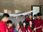Giáo viên và học sinh thăm hỏi và trao quà cho các thương binh, bệnh binh, thân nhân liệt sĩ