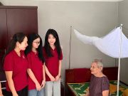 Giáo viên và học sinh thăm hỏi và trao quà cho các thương binh, bệnh binh, thân nhân liệt sĩ