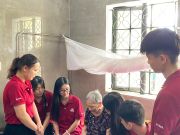 Giáo viên và học sinh thăm hỏi và trao quà cho các thương binh, bệnh binh, thân nhân liệt sĩ