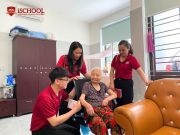 Giáo viên và học sinh thăm hỏi và trao quà cho các thương binh, bệnh binh, thân nhân liệt sĩ
