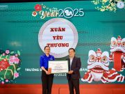 PGS.TS Nguyễn Hữu Huy Nhựt - Phó Hiệu trưởng HIU trao tặng các thẻ BHYT đến đại diện của UBND Phường 25, Quận Bình Thạnh