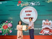 PGS.TS Nguyễn Thị Thu Thuỷ - Trưởng Khoa Dược nhận Thư cảm ơn từ đại diện UBND Phường 25, Quận Bình Thạnh